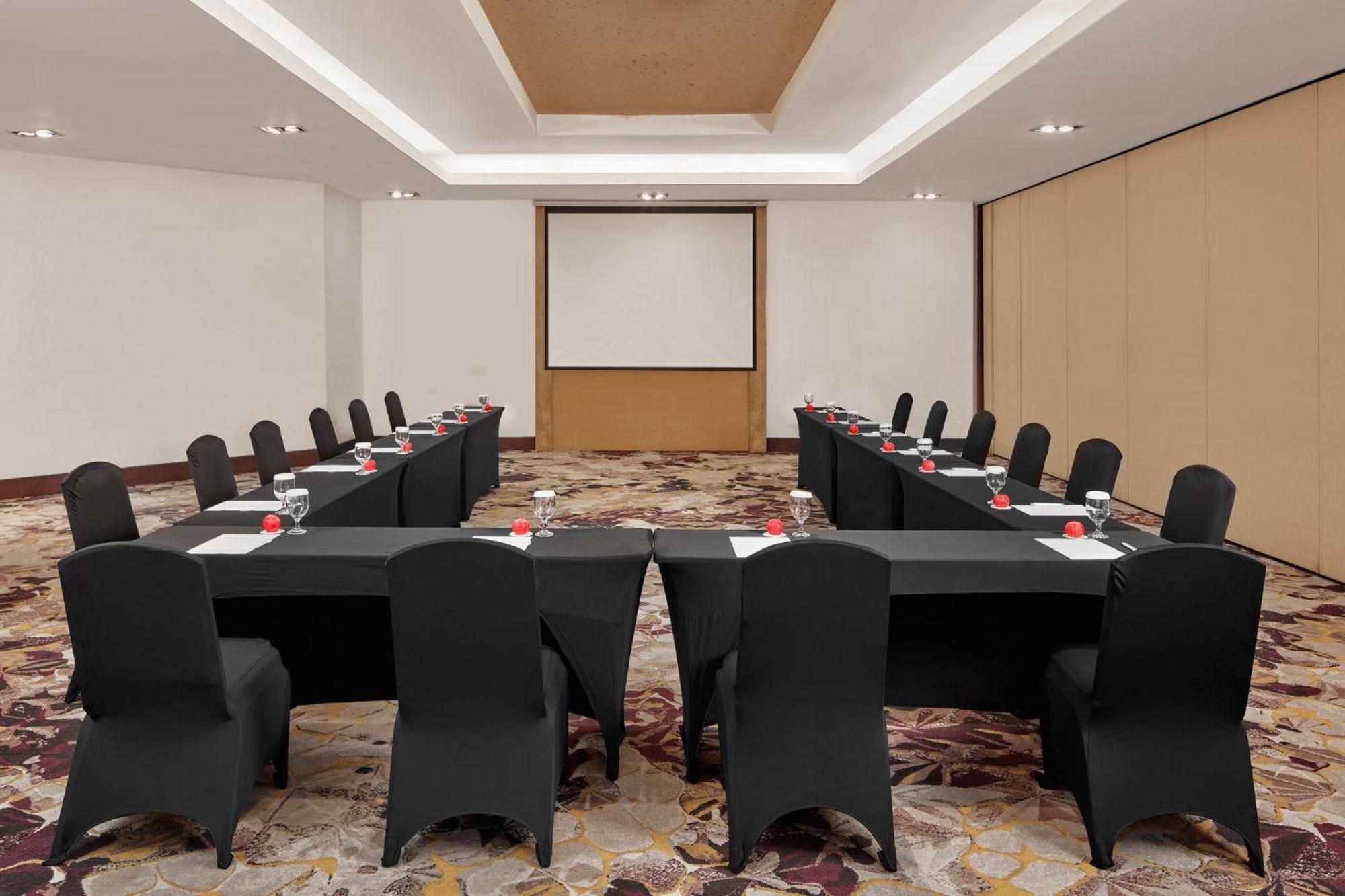 Crowne Plaza Manila Galleria By Ihg Pasig City Exterior photo