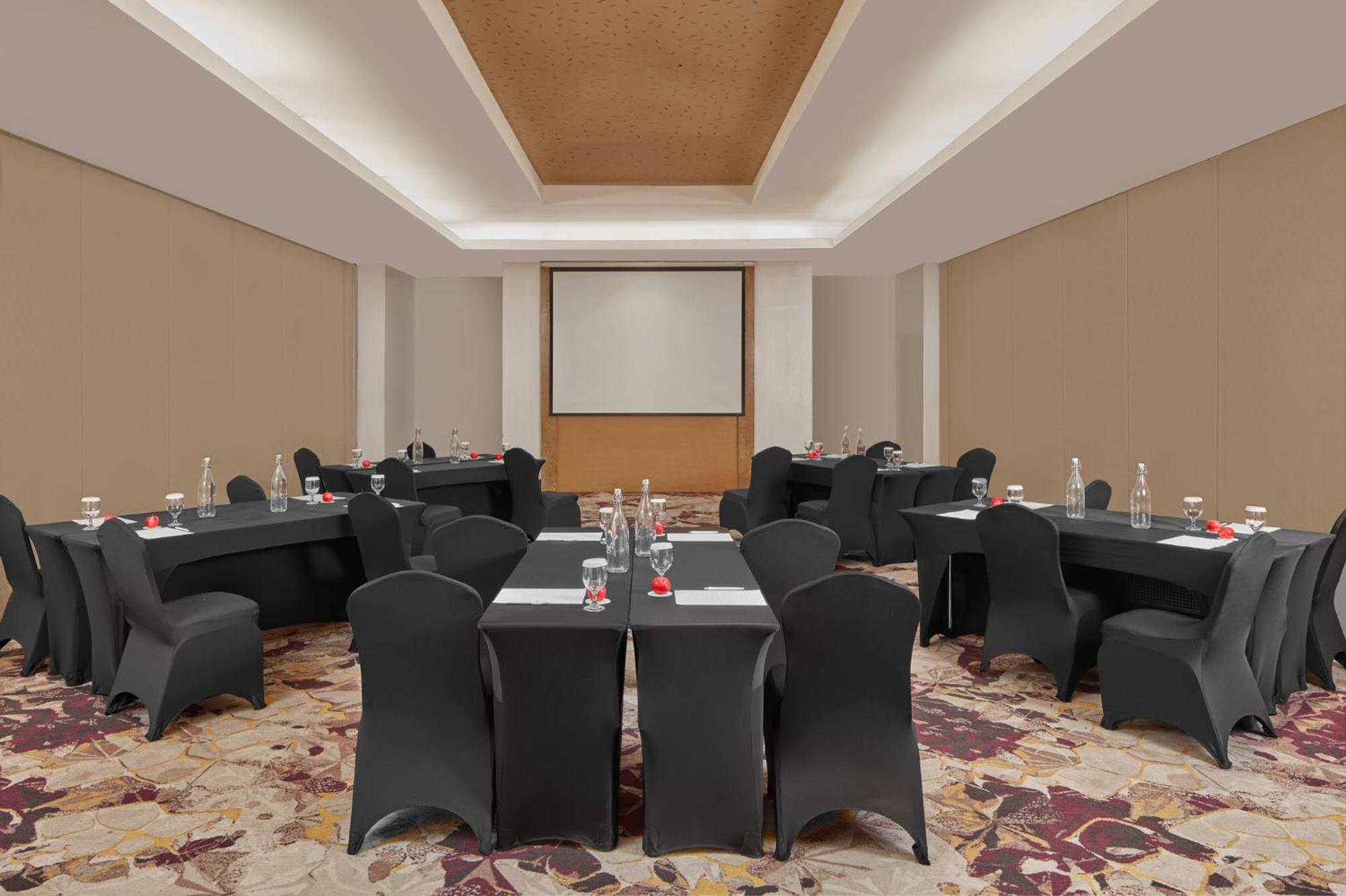 Crowne Plaza Manila Galleria By Ihg Pasig City Exterior photo