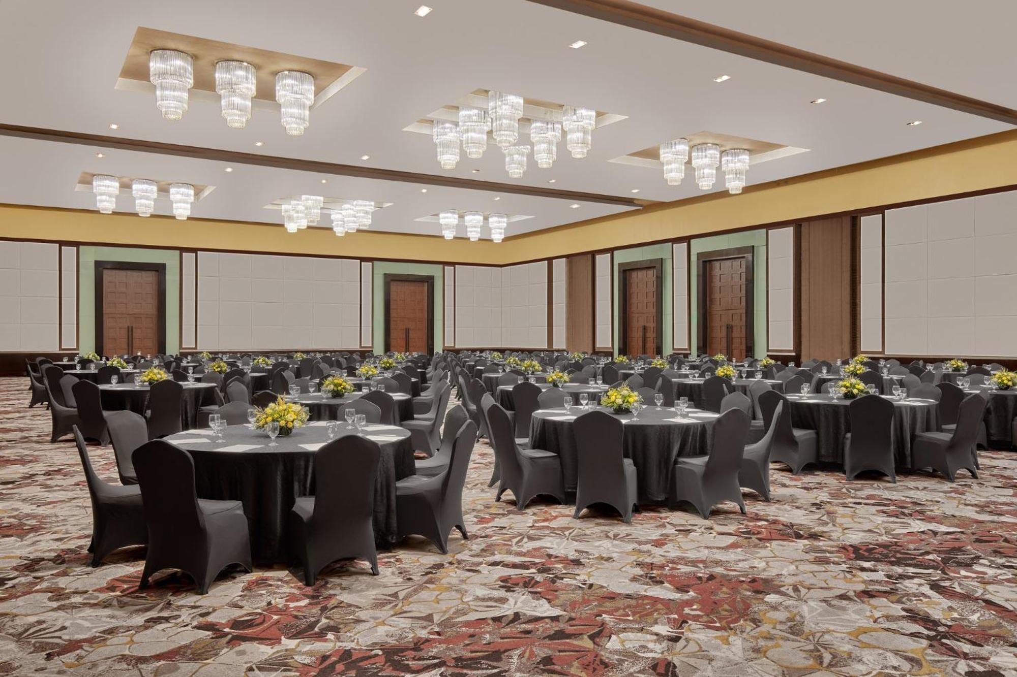 Crowne Plaza Manila Galleria By Ihg Pasig City Exterior photo