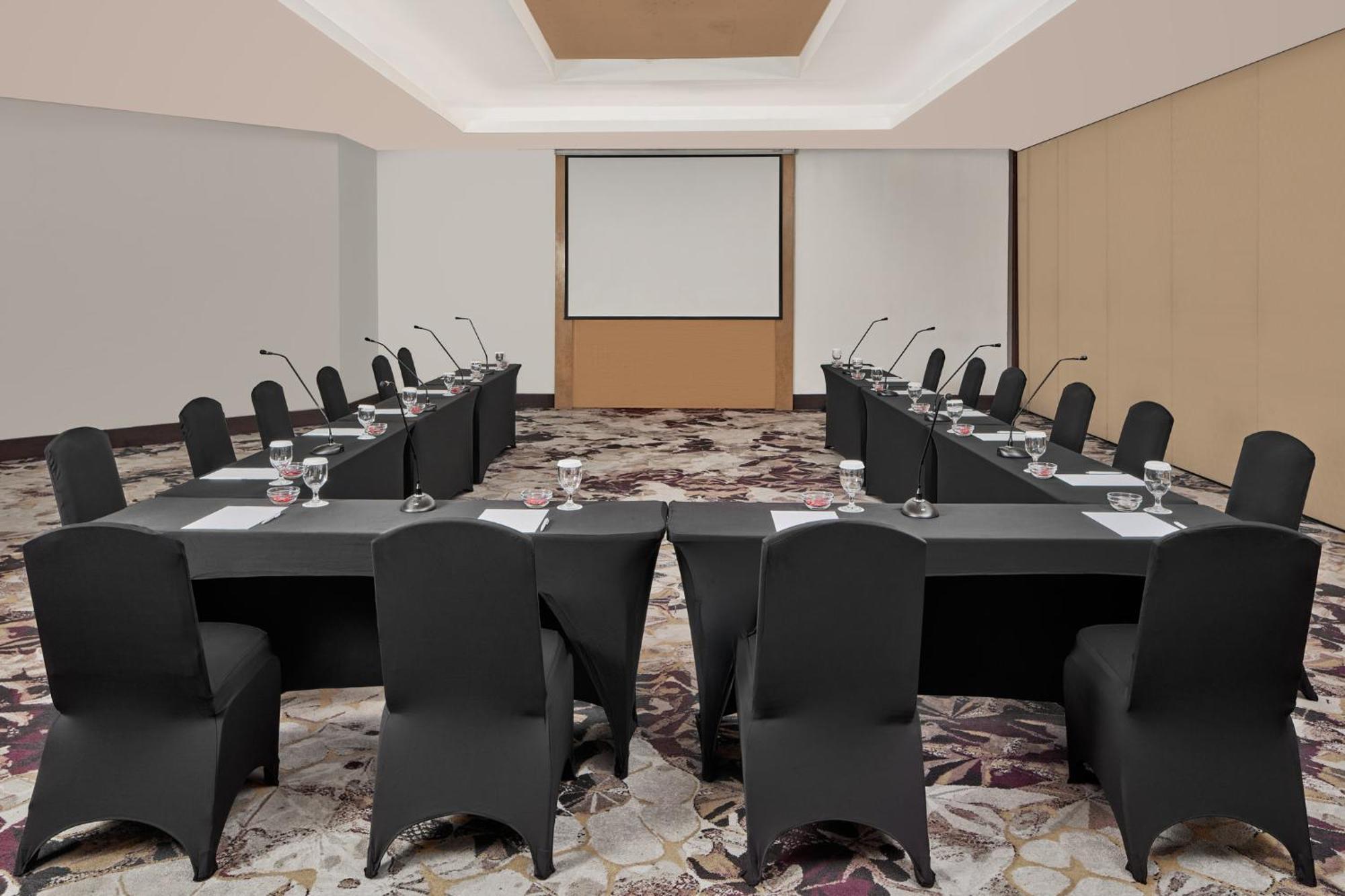 Crowne Plaza Manila Galleria By Ihg Pasig City Exterior photo