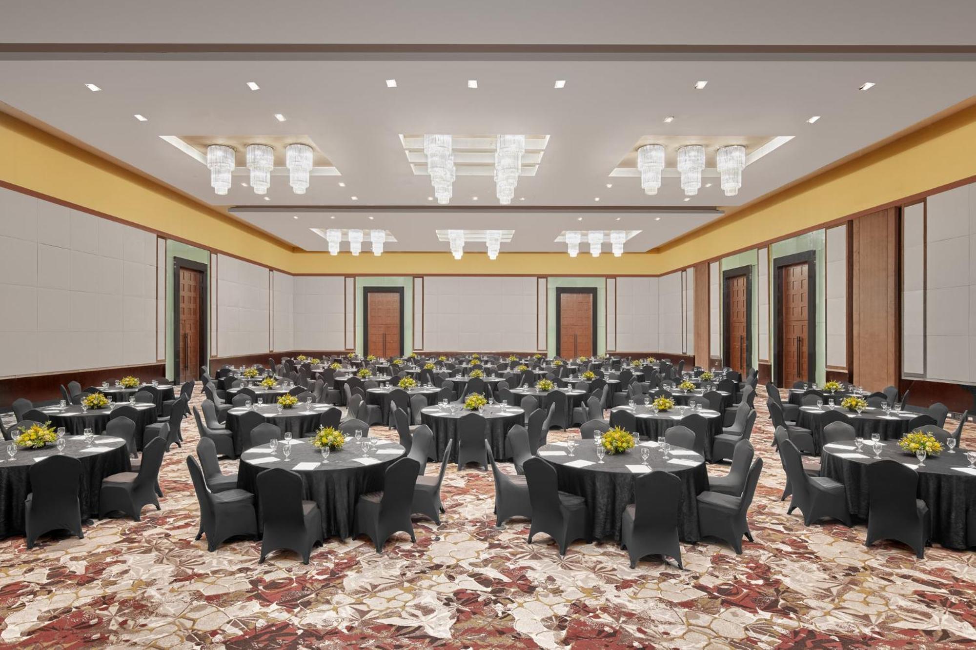 Crowne Plaza Manila Galleria By Ihg Pasig City Exterior photo